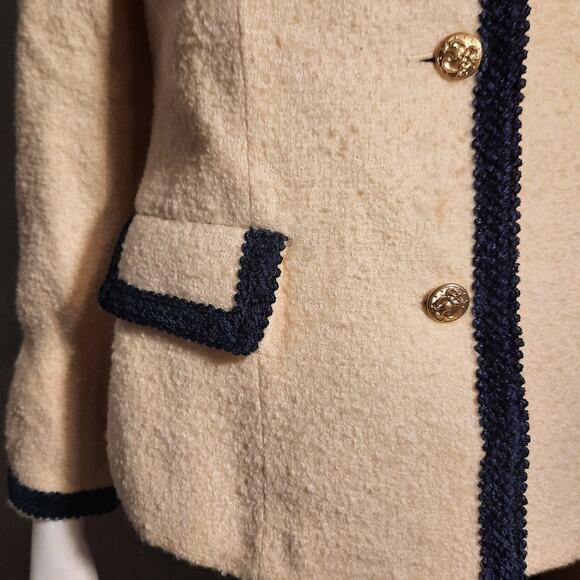 VINTAGE Woolmark Cream Wool Bouclé Jacket w/ Navy Trim & Gold Crest Buttons 10 - Picture 5 of 14